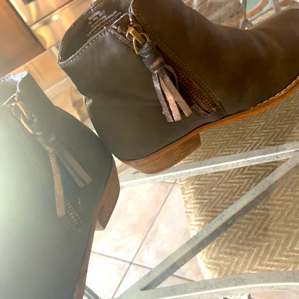 Shoes sized 2-3 - Picture 2 of 6